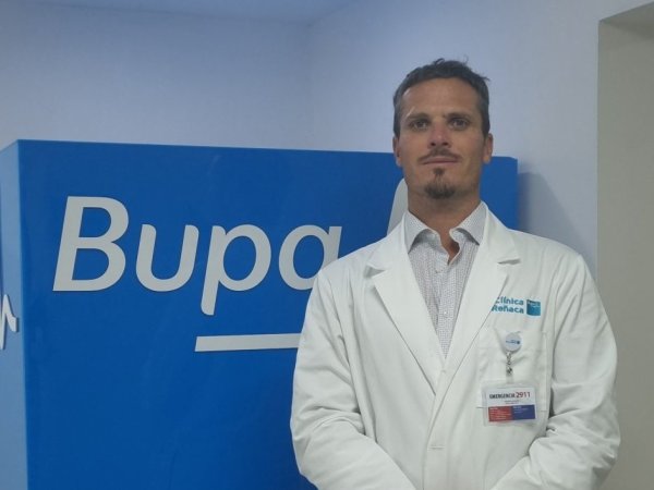 Dr. Esteban Monteverde Basso frente al cubo Bupa.