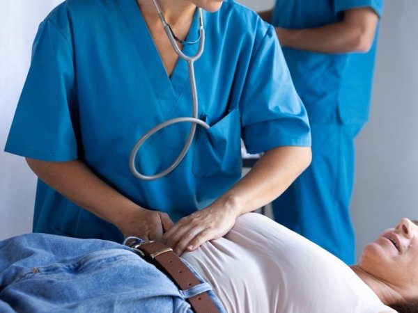 Especialista revisando a paciente antes de una colonoscopía/endoscopía.