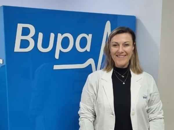 Dra. Virginia Alejandra Pontoni frente al cubo Bupa.