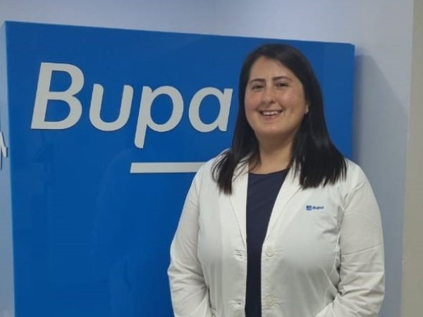 Dra. Carolina Bazán Arcos frente al cubo Bupa.