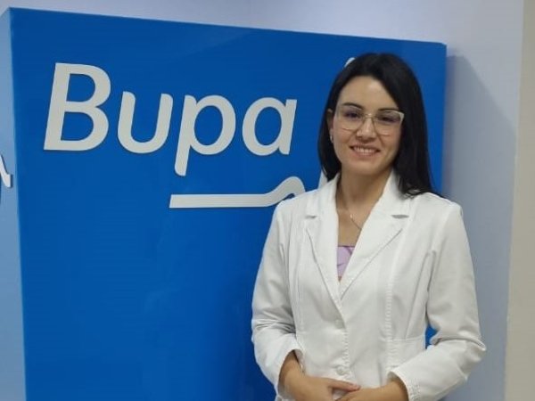 Dra. Nataly Vejar Perez frente al cubo Bupa.