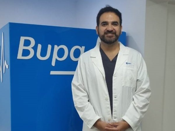 Dr. José Moreno Sepúlveda frente al cubo Bupa.