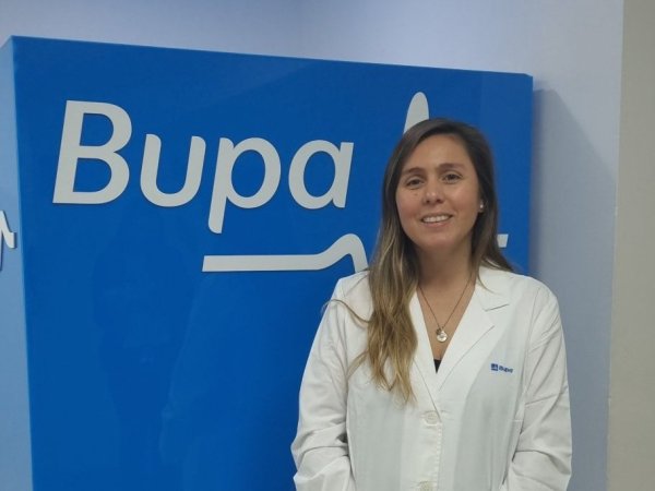 Nutricionista Carolina de la Rosa mirando a la cámara frente a un cubo Bupa.