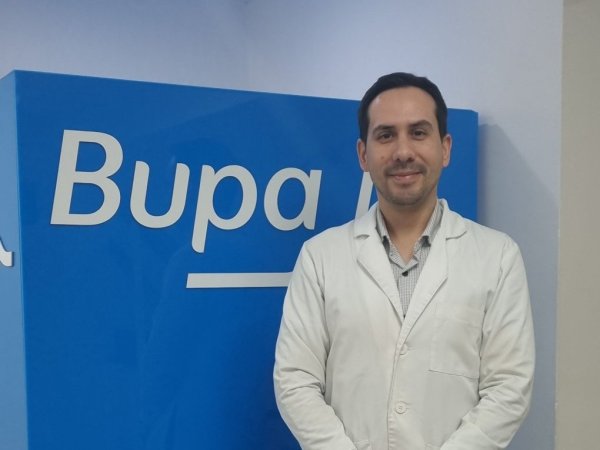 Dr. Diego Zepeda Galleguillos frente al cubo Bupa.